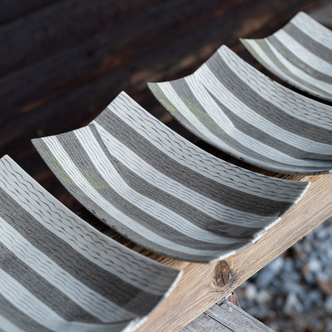 Gefaltete Schale, graue Streifen